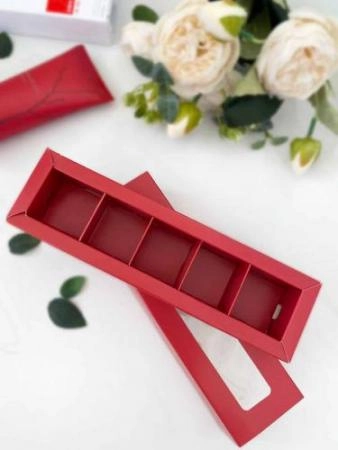 Коробка с обечайкой на 5 конфет, 21х5х3,3 см Красная